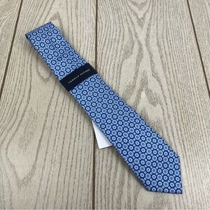 542 - Tommy Hilfiger Tie Blue Medallions 432 TL20100002 100% Silk $69.50
